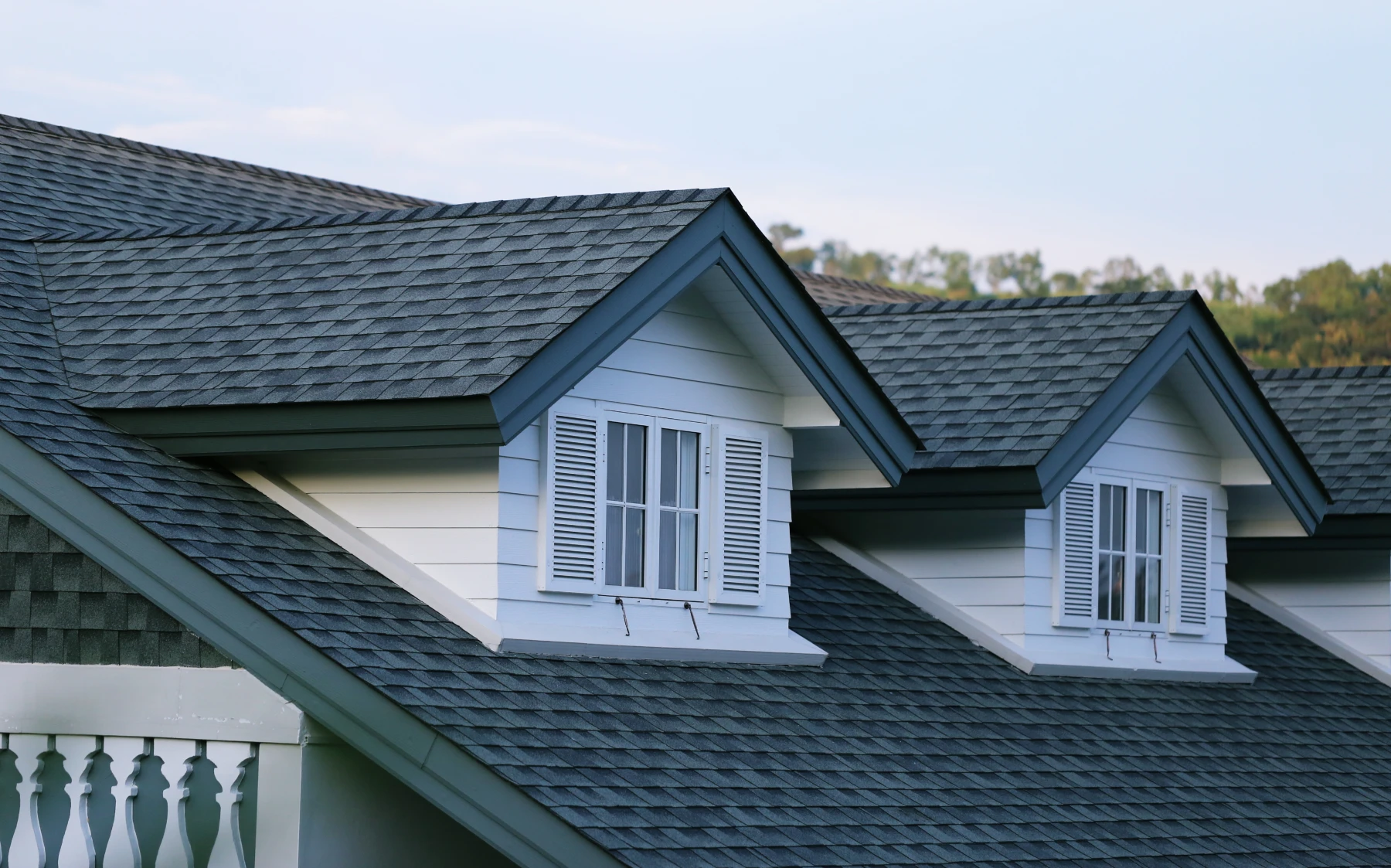 Professional shingle roofing project by Arre Techos LLC